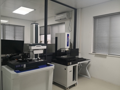 Machine intégrée pour profilage de la rugosité et Instrument de mesure de précision